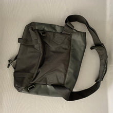 Load image into Gallery viewer, THE NORTH FACE Black Messenger Bag / Shoulder Bag
