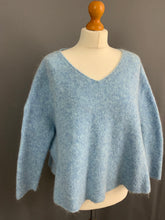 Load image into Gallery viewer, AMERICAN VINTAGE JUMPER - Mohair Blend - Womens Size M / L Medium / Large
