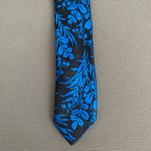 Load image into Gallery viewer, DUCHAMP London TIE - 100% Silk - Blue Floral Pattern - Made in England
